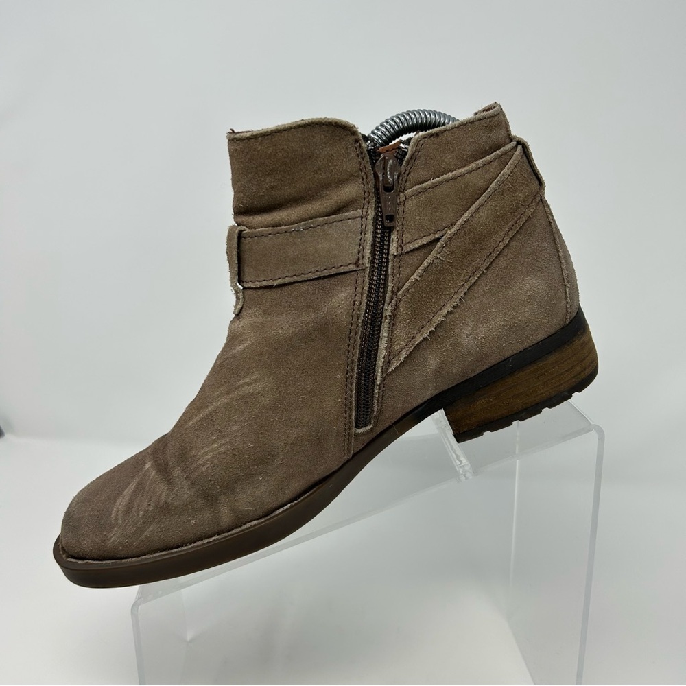 Born Jorgette Women's Heeled Ankle Booties Tan Taupe Brown Suede Size 8 **FLAW** - Picture 4 of 10